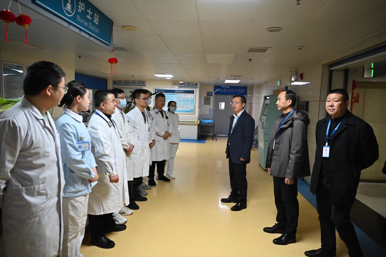 院领导班子节后首日走访慰问一线医务人员